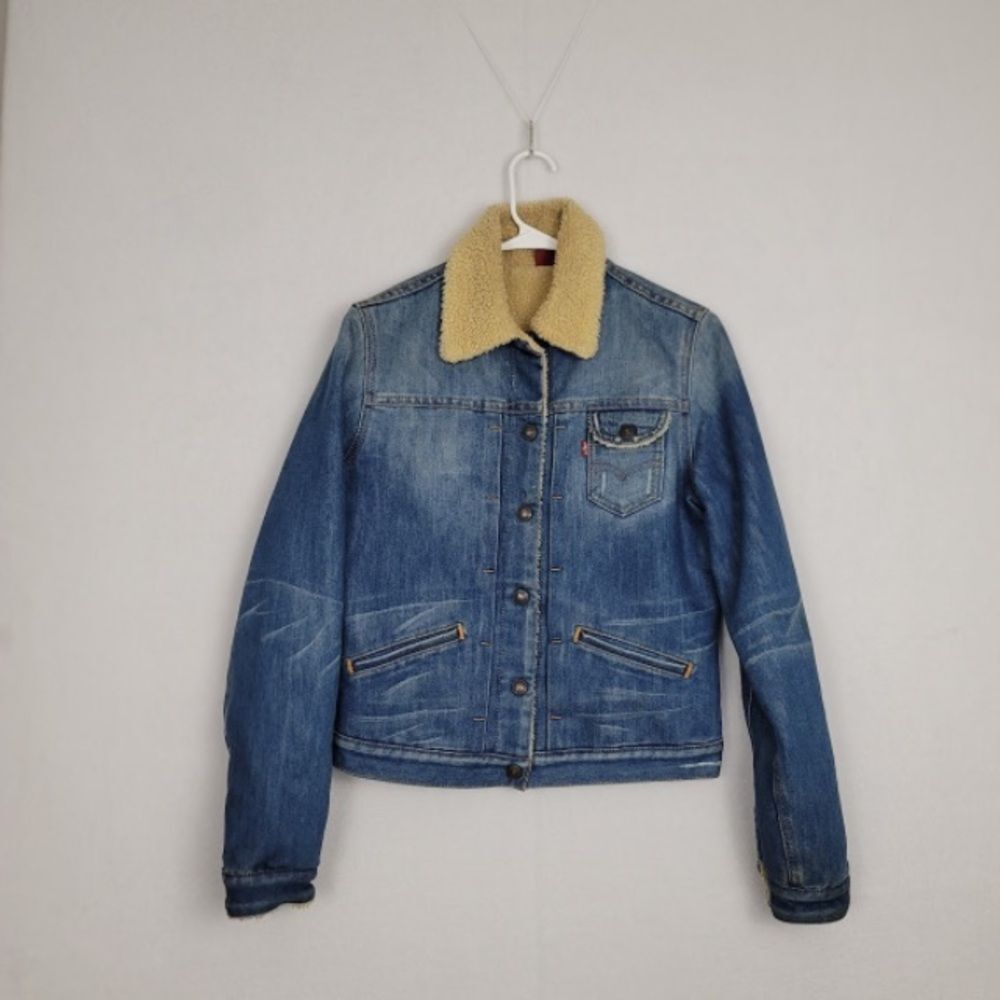 Levi’s Denim Jacket faux fur lining Medium Blue collared jacket great condition